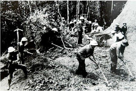 Đội 25 thanh niên xung phong mở đường Quyết Thắng. Ảnh tư liệu
