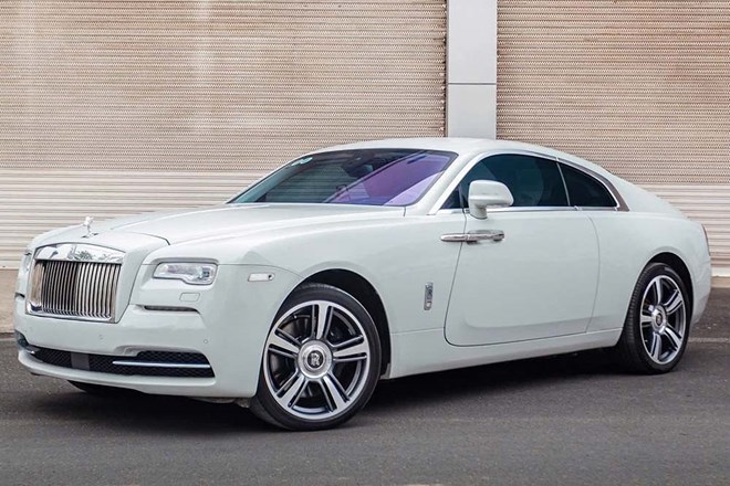 Chi tiết Rolls-Royce Wraith đời 2014 với nội thất đỏ và trần sao độc đáo