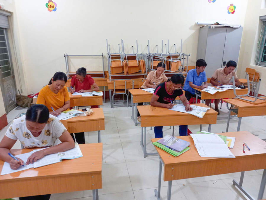 Dù ban ngày làm việc vất vả, nhưng buổi tối các học viên vẫn chăm chỉ lên lớp. lop-hoc-xoa-mu-chu-ngoc-sy-2.jpg