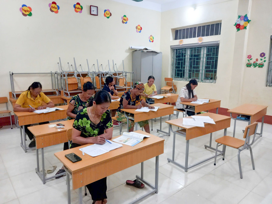 Các học viên lớp học xóa mù chữ tại xóm Ngọc Sỹ mải mê với con chữ.