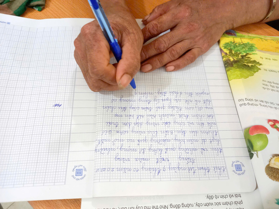 Những nét chữ ngay ngắn là niềm vui, hạnh phúc của cô trò lớp học xóa mù vùng cao. lop-hoc-xoa-mu-chu-ngoc-sy-3.jpg