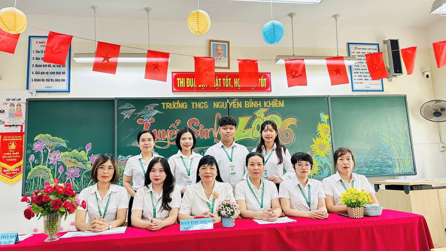 Nhà giáo Võ Hương Lam (ngồi thứ 3 từ trái sang) và các thầy cô trong dịp tuyển sinh vào lớp 6 năm học 2025-2026. Ảnh: NTCC. 55.jpg