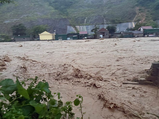 Lũ sông Cả lên báo động 3, Nghệ An và Hà Tĩnh khẩn cấp tổ chức di dời dân