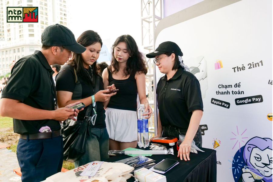 Gian hàng Liobank thu hút nhiều bạn trẻ đến trải nghiệm 2.png