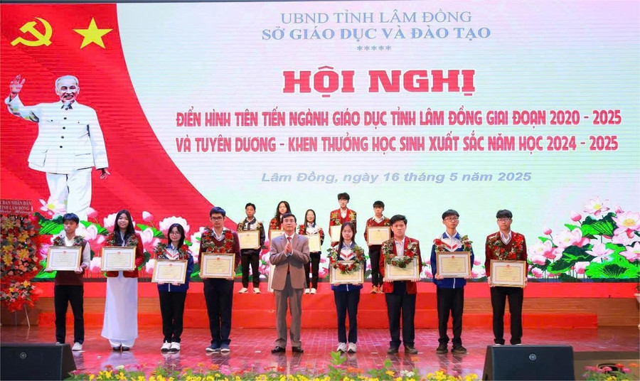 Sở GD&ĐT Lâm Đồng tuyên dương học sinh xuất sắc năm học 2024 - 2025.