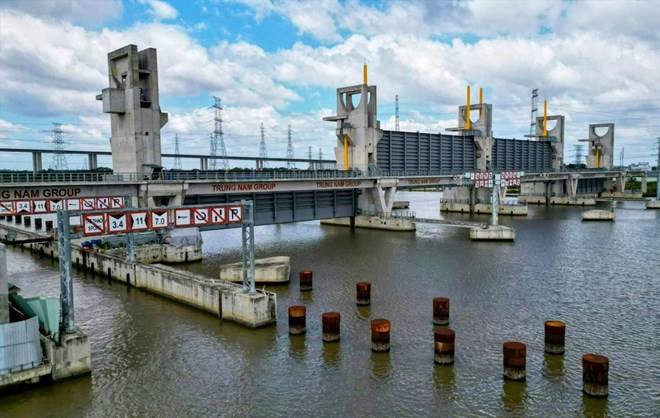 Cống ngăn triều Mương Chuối sau thời gian dài không thi công. Ảnh: Anh Tú