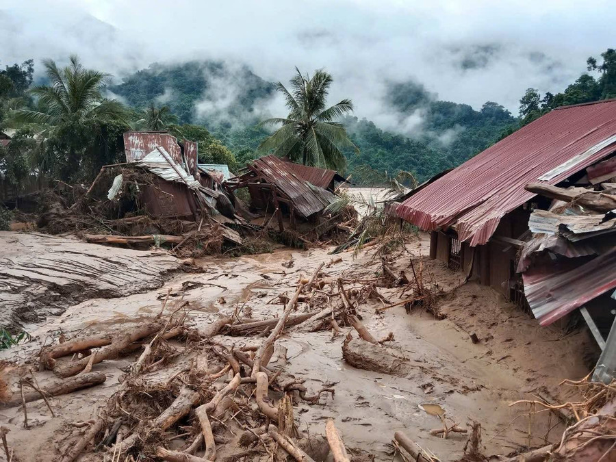 Ông Lương Văn Bảy, Chủ tịch UBND xã Mỹ Lý cho biết, khoảng 17h chiều 22/7 nước lũ bắt đầu ầm ầm đổ về, khiến nhiều bản làng ngập sâu. Sau khi nước rút, để lại cảnh tan hoang, xơ xác, ngập ngụa bùn đất. my-ly-10.jpg