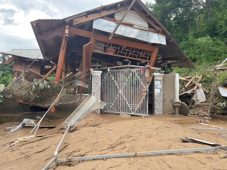 Trước tình hình trên, chính quyền xã Mỹ Lý huy động toàn bộ lực lượng, triển khai phương châm "4 tại chỗ" sơ tán người dân đến nơi an toàn, đồng thời cung cấp các nhu yếu phẩm và thuốc men cho Nhân dân. my-ly-12.jpg