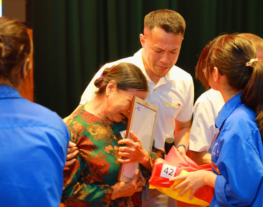 Nước mắt xúc động của thân nhân liệt sĩ.