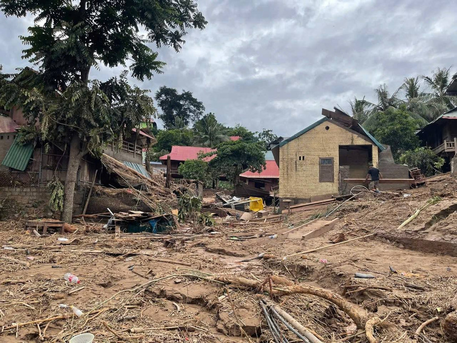 Về giao thông, Quốc lộ 16 - tuyến huyết mạch qua xã này bị đứt gãy nhiều đoạn, gây chia cắt hoàn toàn. Hệ thống giao thông địa phương cũng rơi vào tình trạng sạt lở nghiêm trọng, các bản làng bị cô lập. my-ly-9.jpg
