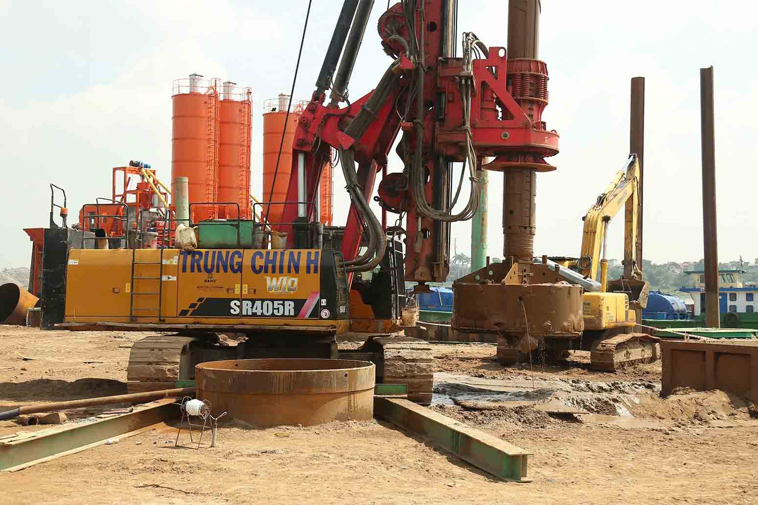 Nhà thầu đang triển khai thi công khoan cọc nhồi. Ảnh: Hữu Chánh