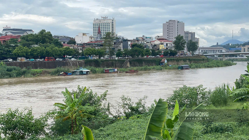Hoạt động của các bè nổi bên bờ sông Hồng. Ảnh: Đinh Đại