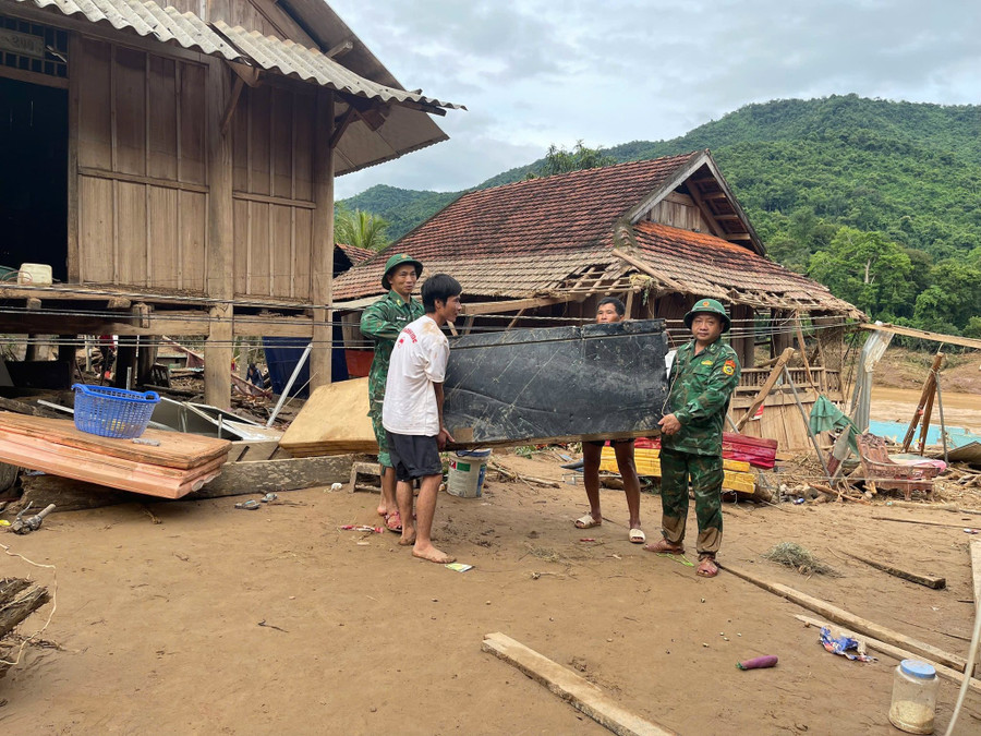 Cán bộ, chiến sĩ Đồn Biên phòng Mỹ Lý xuống các bản giúp người dân khắc phục hậu quả mưa lũ. my-ly-18.jpg