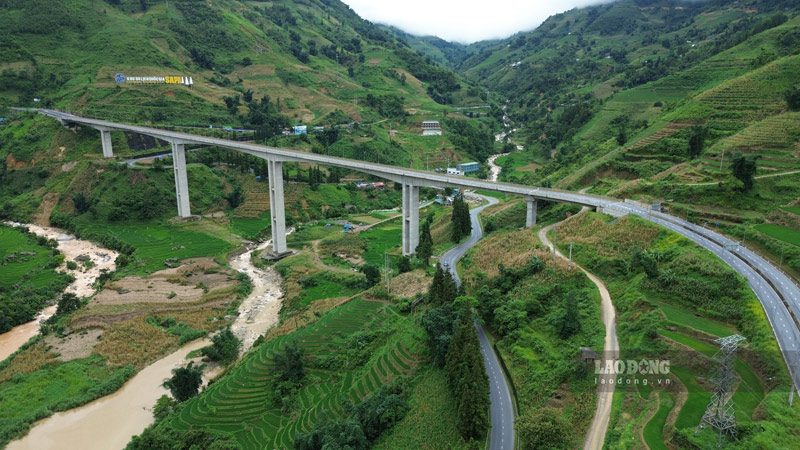 Các phương tiện không thể di chuyển trên cầu Móng Sến.