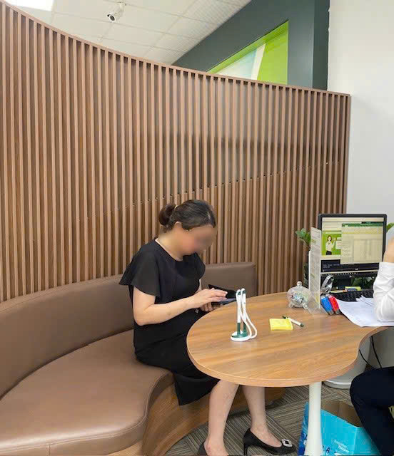 Khách hàng N.T.O đến Phòng giao dịch Kim Đồng – Vietcombank Nam Hà Nội đề thực hiện giao dịch và cảm ơn sau sự việc ngăn chặn lừa đảo.