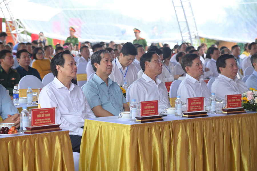 Bộ trưởng Bộ GD&ĐT Nguyễn Kim Sơn (thứ 2 bên trái) dự lễ khởi công. khoi-cong-3.jpg