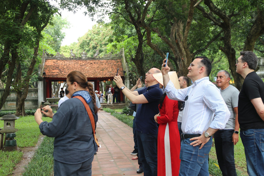Khách du lịch quốc tế tham quan di tích Văn Miếu - Quốc Tử Giám.