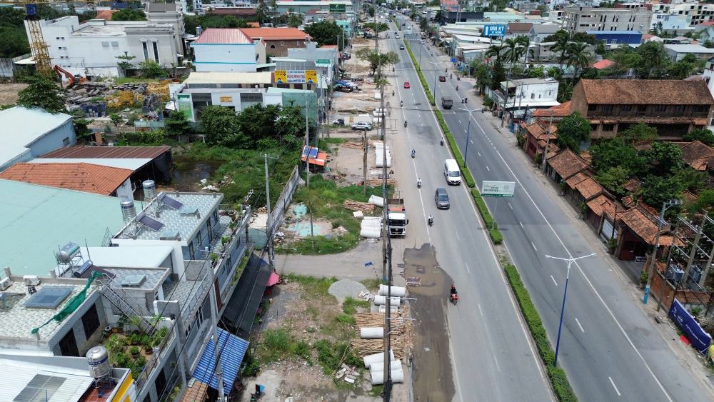 Tổng chi phí bồi thường, hỗ trợ, tái định cư và di dời hạ tầng kỹ thuật cho dự án mở rộng quốc lộ 13 khoảng 14,6 tỉ đồng. Ảnh: Anh Tú