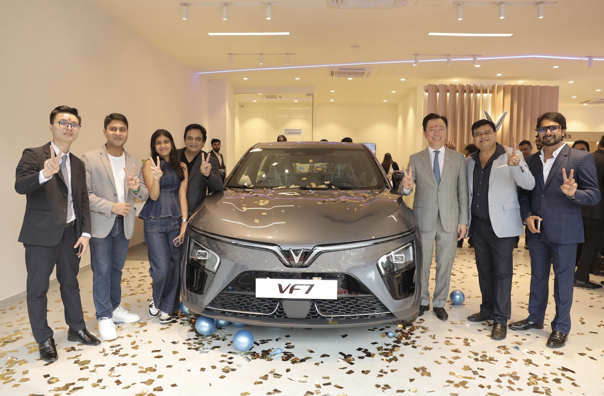 Hãng xe của tỷ phú Phạm Nhật Vượng mở showroom đầu tiên tại đất nước tỷ dân, lên kế hoạch mở 32 showroom trong năm nay - Ảnh 1.