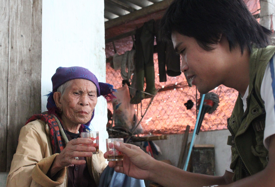 Cố nghệ nhân Hà Thị Cầu thời điểm năm 2010. ninh-binh-mua-ban-quyen-phim-xam-do-bao-ton-bau-vat-quoc-gia-4.jpg