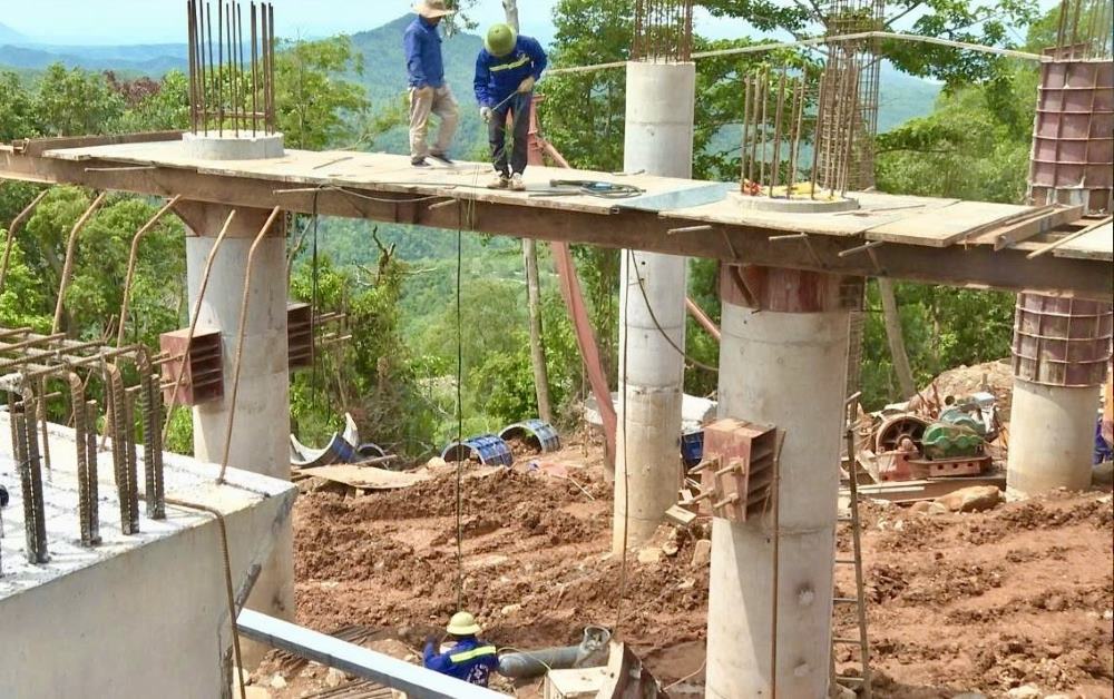 Công nhân thi công cầu cạn giữa đèo Đại Ninh. Ảnh: Duy Tuấn