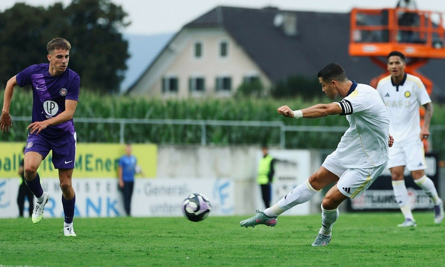 Cristiano Ronaldo sút nối ghi bàn quân bình tỷ số 1-1 cho Al Nassr trước Toulouse. 1.jpg