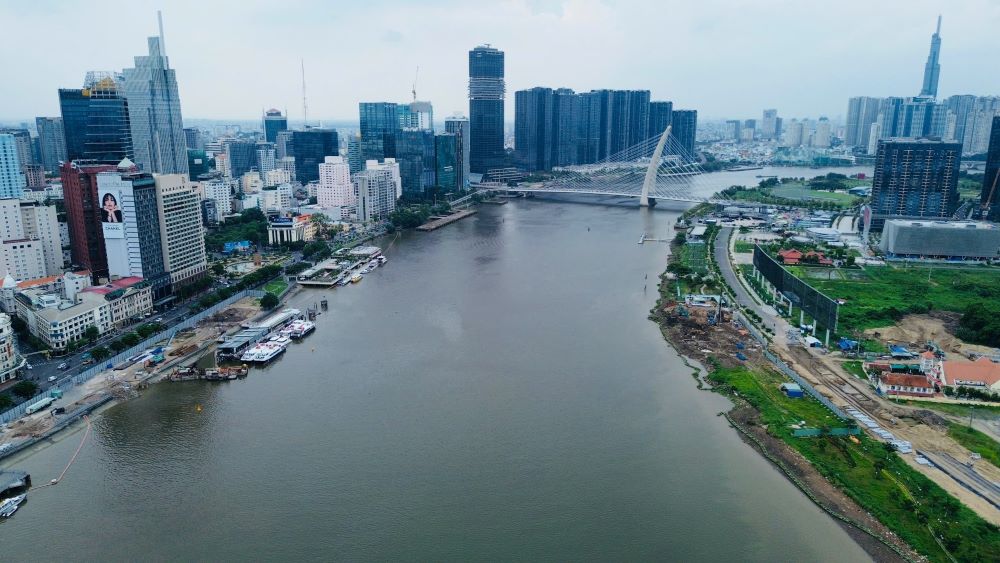 Cầu đi bộ nối phường Sài Gòn và Khu đô thị Thủ Thiêm đang được triển khai thi công. Ảnh: Mỹ Quỳnh