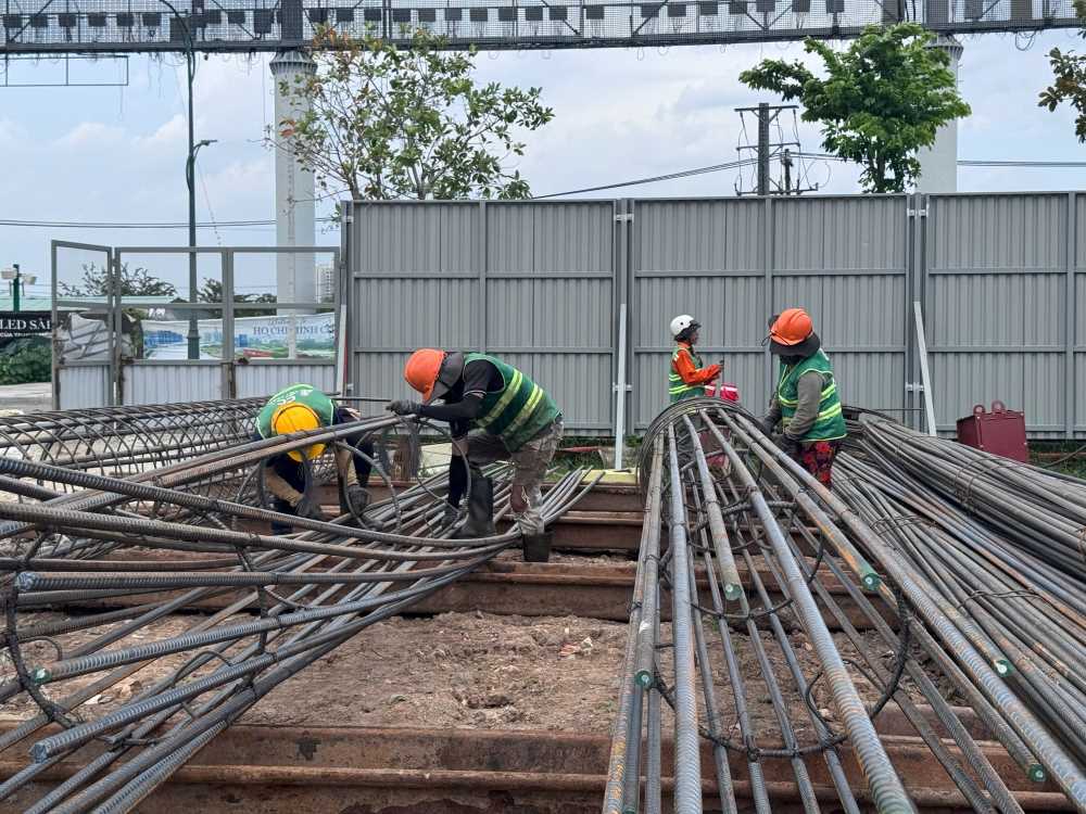 Máy móc, thiết bị và công nhân làm việc bên phía Thủ Thiêm. Ảnh: Mỹ Quỳnh).