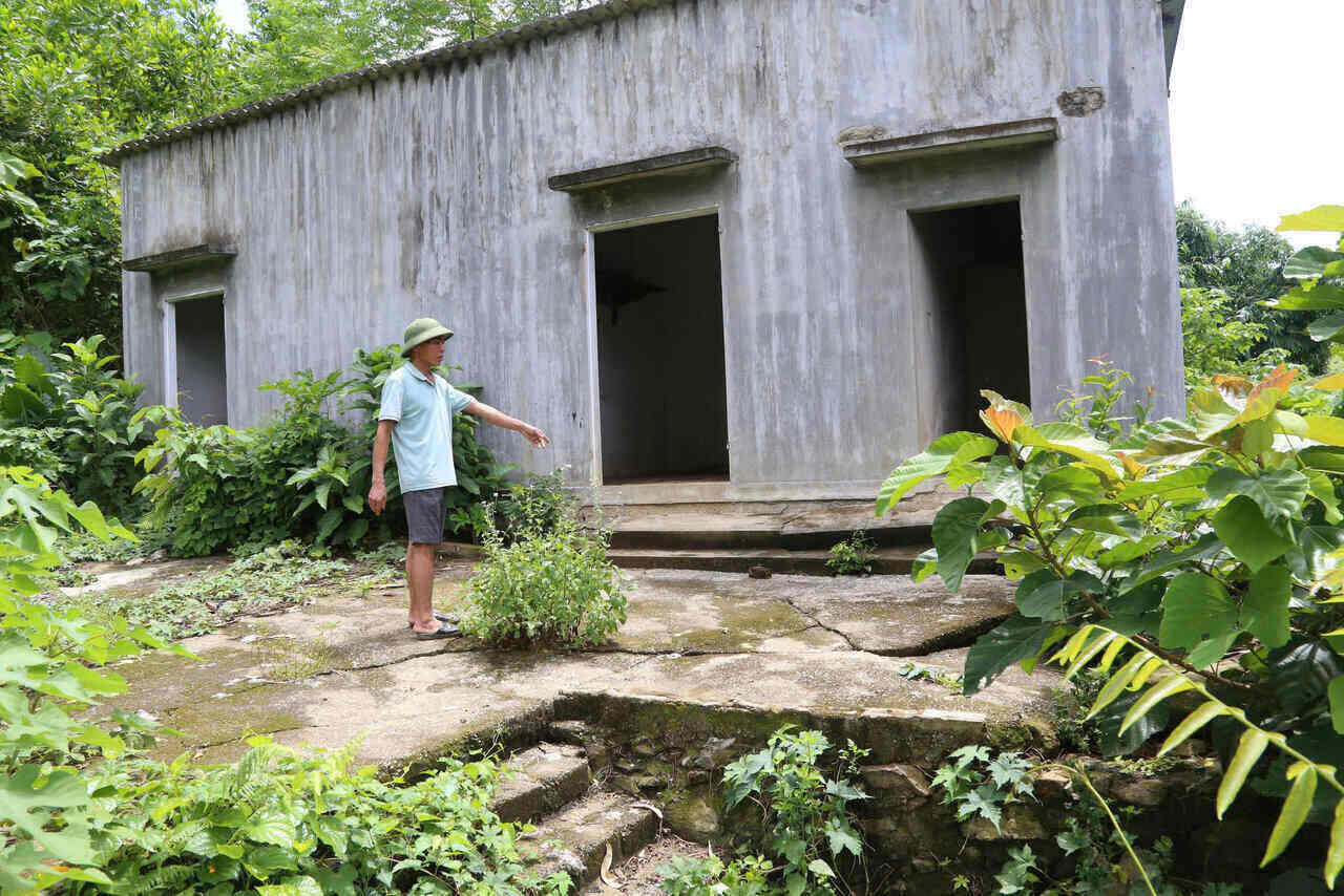 Ngôi nhà bỏ hoang sau gần 1 năm xảy ra sạt lở đất tại xóm Bãi Khoai. Ảnh: Bình Khang