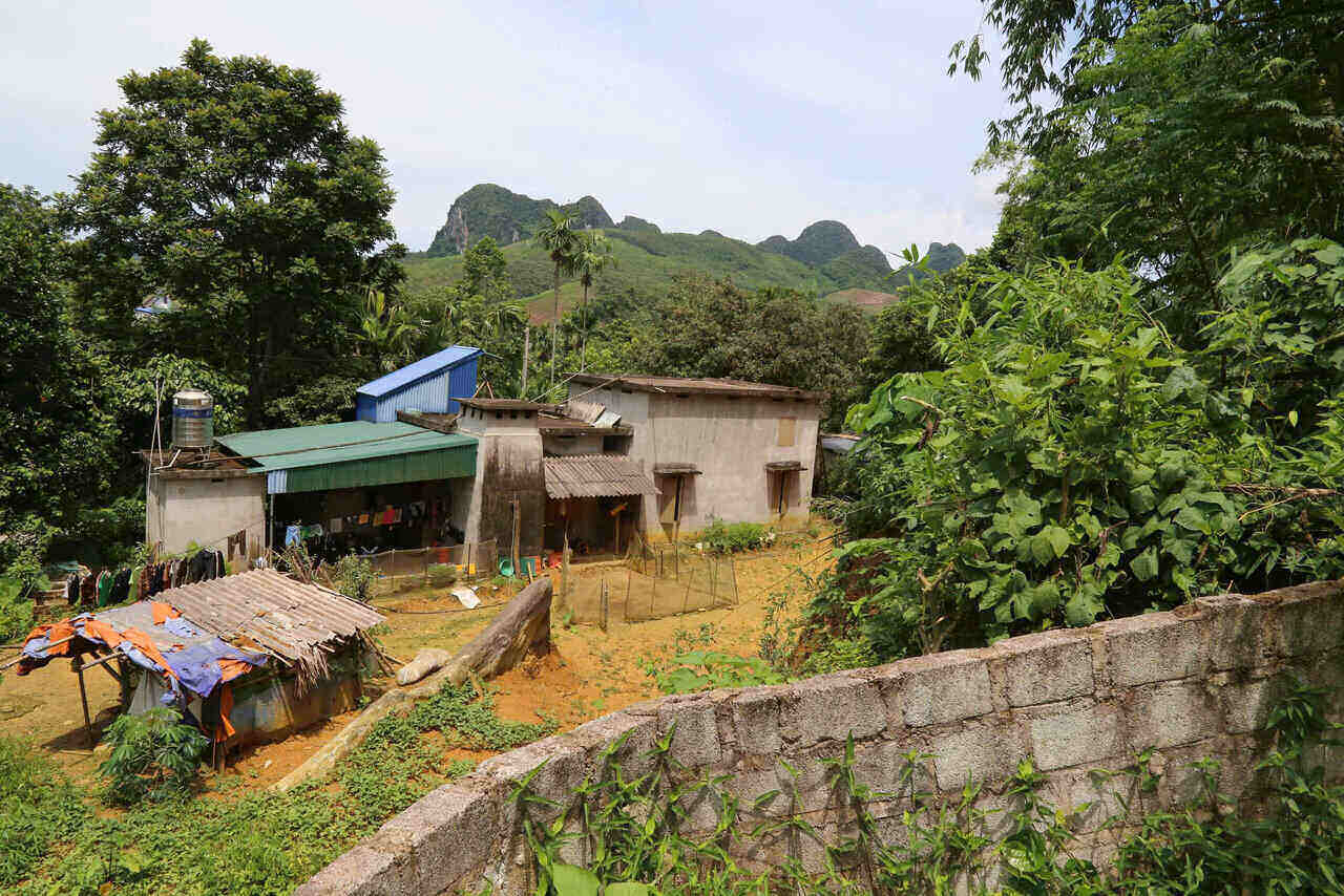 7 hộ dân xóm Bãi Khoai suốt gần 1 năm qua sống trong bất an khi nguy cơ sạt lở đất luôn rình rập. Ảnh: Bình Khang
