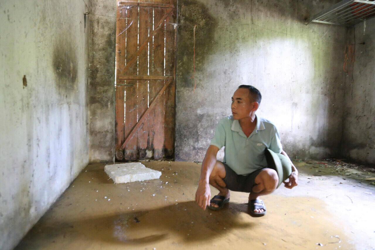 Ngôi nhà của gia đình ông Nguyễn Văn Cường, xóm Bãi Khoai, xã Dũng Tiến bị hư hỏng, không thể tiếp tục sinh sống do sạt lở đất. Ảnh: Bình Khang