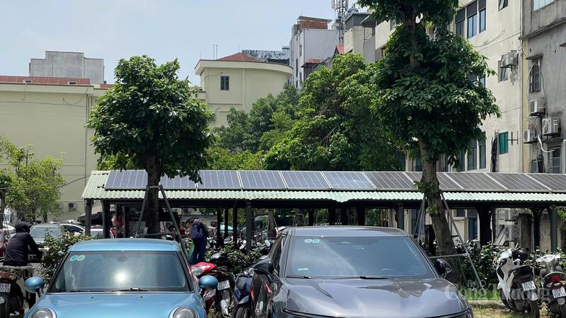 Hệ thống năng lượng mặt trời được lắp đặt trên mái che nhà để xe CBCNV