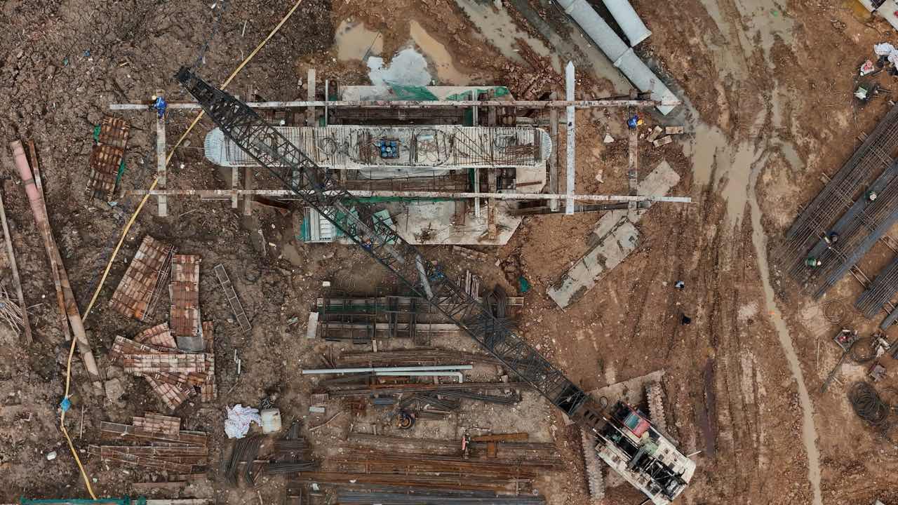 Đại công trường thi công dự án nút giao Tân Vạn. Nhiều thiết bị, máy móc được triển khai trên nhiều mũi thi công. Ảnh: Anh Tú