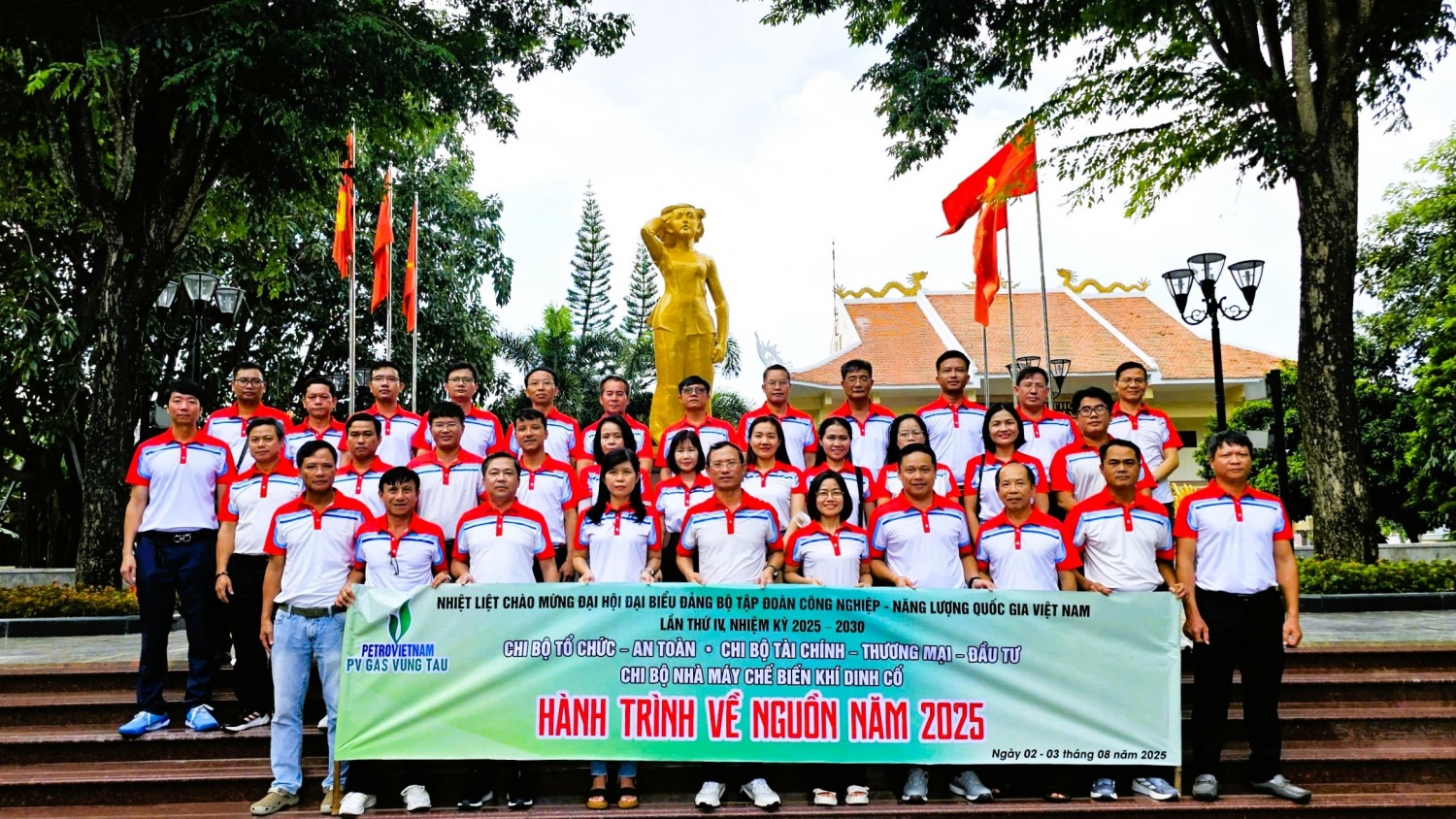 Tập thể PV GAS VUNG TAU trong hành trình về nguồn năm 2025