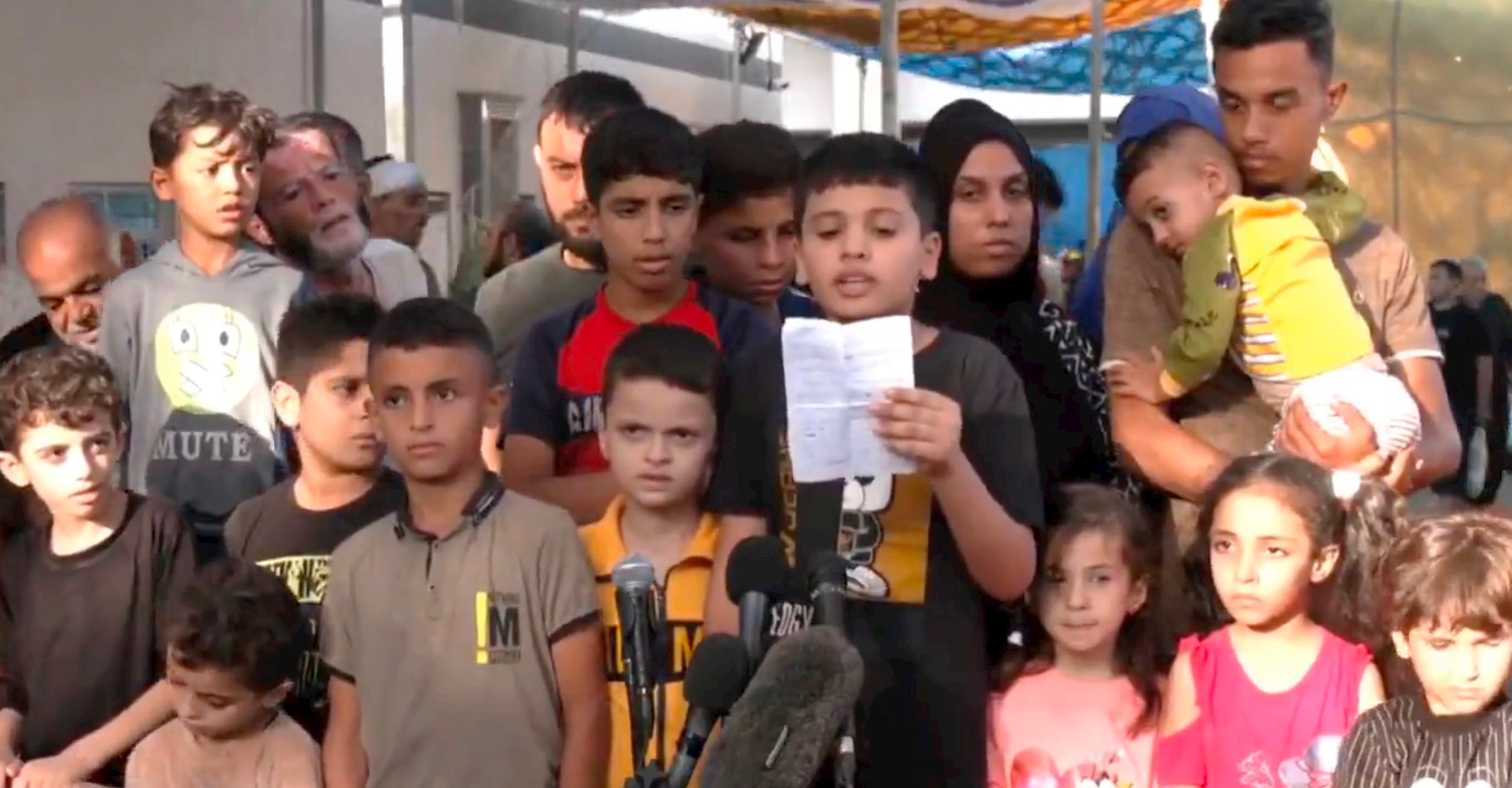 Trẻ em Palestine ở Gaza tổ chức một cuộc họp báo bên ngoài Bệnh viện Al Shifa hồi tháng 4, nhằm kêu gọi sự ủng hộ của thế giới. Ảnh chụp màn hình.