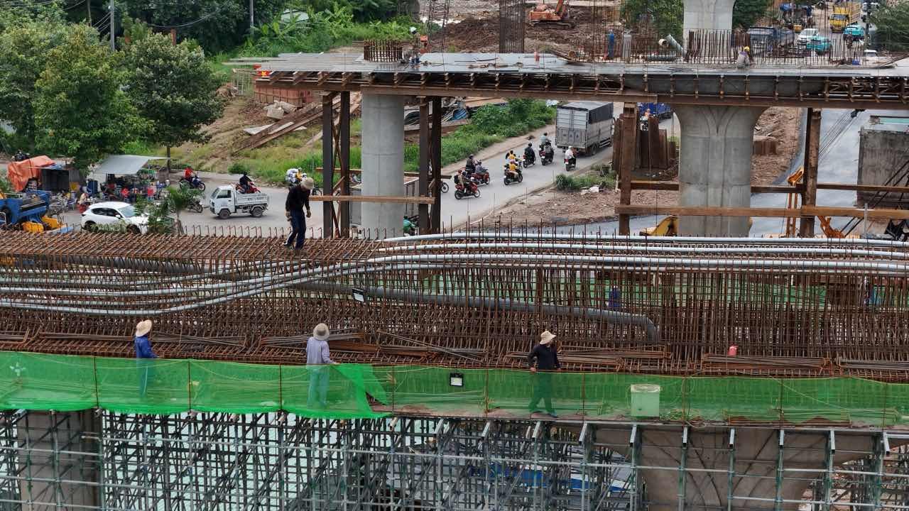Các đơn vị thi công đang tiến hành khoan nhồi cọc đại trà cho các trụ. Ảnh: Anh Tú