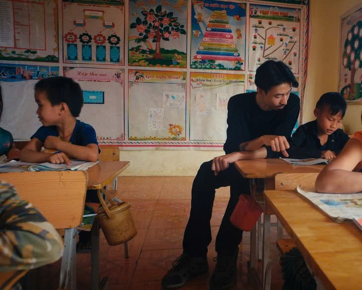 Nam ca sĩ Đen Vâu cùng ê-kíp lên thăm các em nhỏ Điện Biên, trong quá trình quay MV 'Nấu ăn cho em'. Ảnh: NVCC. thi-truong-am-nhac-so-tang-toc-5.jpg