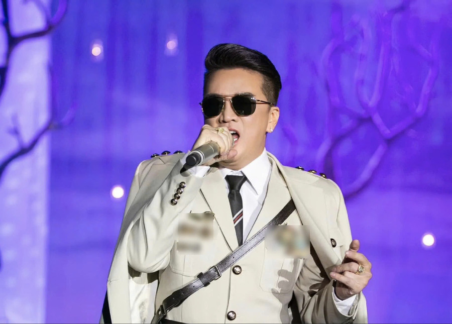 Ca sĩ Đàm Vĩnh Hưng bị xử phạt 27,5 triệu đồng và cấm biểu diễn trong vòng 9 tháng sau vụ mặc trang phục biểu diễn có huy hiệu 'lạ'. Ảnh: ITN. thi-truong-am-nhac-so-tang-toc-4.jpg