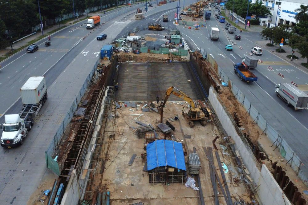 Nhiều hạng mục lác đác công nhân thi công. Ảnh: Anh Tú