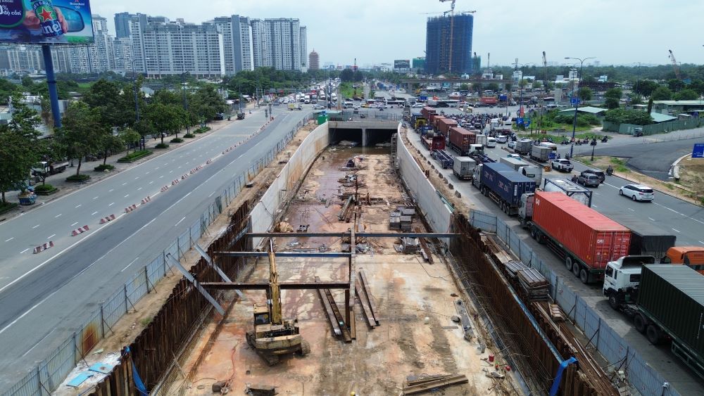 Trong khi đó, mỗi ngày có khoảng 22.000 lượt xe lưu thông qua nút giao này, chủ yếu là xe container, xe bồn, xe ben từ cao tốc TP.HCM – Long Thành – Dầu Giây đi về cảng Cát Lái, khiến khu vực thường xuyên ùn ứ.