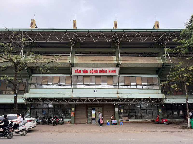 Sân vận động Đông Kinh giữa lòng thành phố Lạng Sơn đã xuống cấp, khu liên hợp thể thao mới vẫn chưa khởi động. Ảnh: Khánh Linh