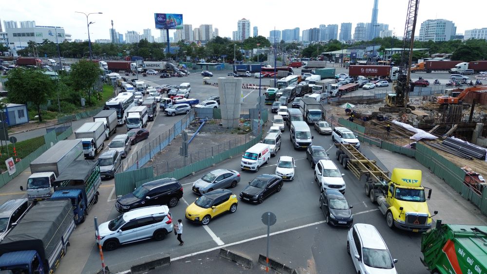 Dòng xe nối dài tại nút giao An Phú (TP.Thủ Đức), hướng ra cao tốc TP.HCM – Long Thành – Dầu Giây vào giờ cao điểm.
