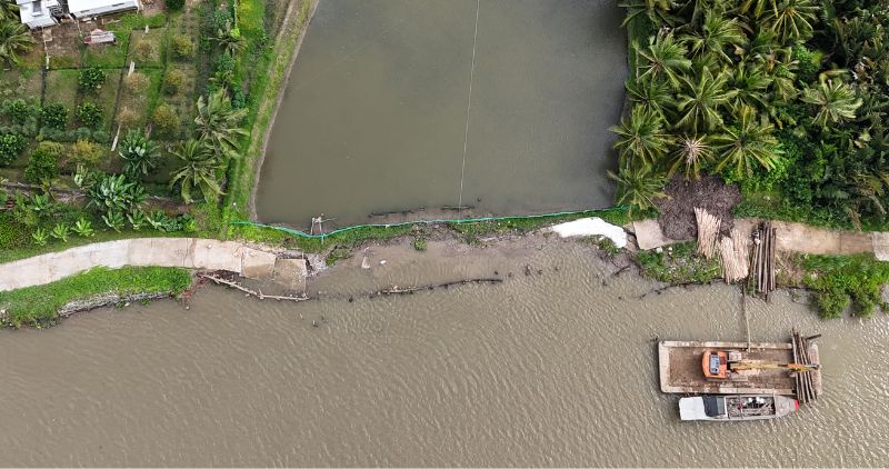 Sạt lở cuốn trôi mặt đường, người dân phải mở lối tạm để đi lại. Ảnh: Hoàng Lộc