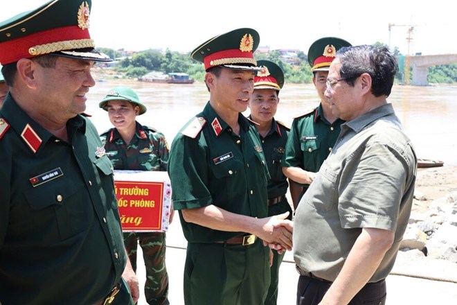 Thủ tướng Phạm Minh Chính thăm bộ đội Công binh tại cầu phao Phong Châu