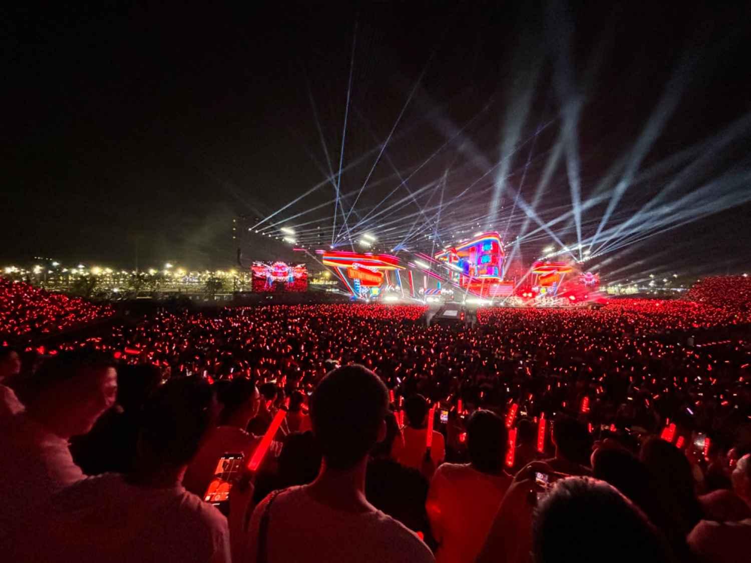 Biển người hô tên Mono tại đêm nhạc V Fest. Ảnh: Nguyễn Đạt