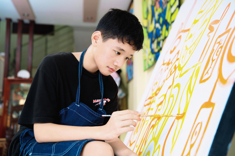 Hoạ sĩ nhí Phạm Hải Nguyên hiện đang học lớp 8 Trường THCS Hoàng Văn Thụ, phường Kỳ Lừa, tỉnh Lạng Sơn.