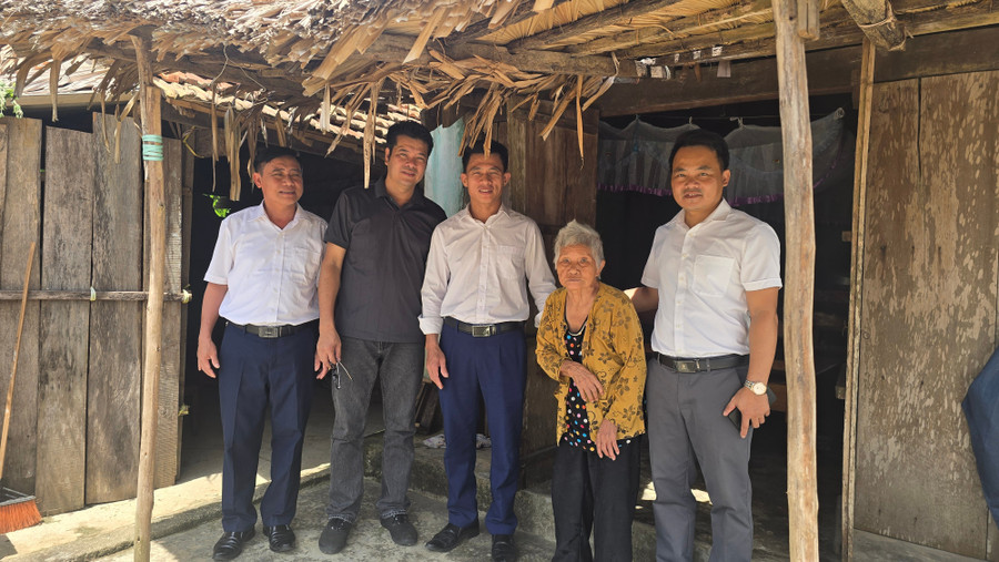 Ngôi nhà xập xệ của chị Hoa rất khó đảm bảo an toàn mùa mưa bão. 1000035366.jpg