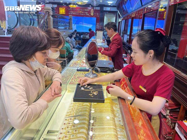 Giá vàng liên tục xô đổ kỷ lục, muốn đầu tư cần chú ý gì?- Ảnh 1. Giá vàng liên tục xô đổ kỷ lục, muốn đầu tư cần chú ý gì?- Ảnh 1.