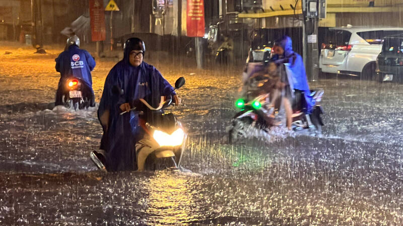 Nước ngập sâu tại đường Nguyễn Duy Trinh khiến các phương tiện lưu thông khó khăn. Ảnh: Như Quỳnh