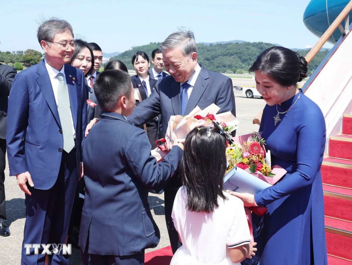 Lễ đón Tổng Bí thư Tô Lâm và Phu nhân tại sân bay quân sự Seongam, thủ đô Seoul. Ảnh: TTXVN